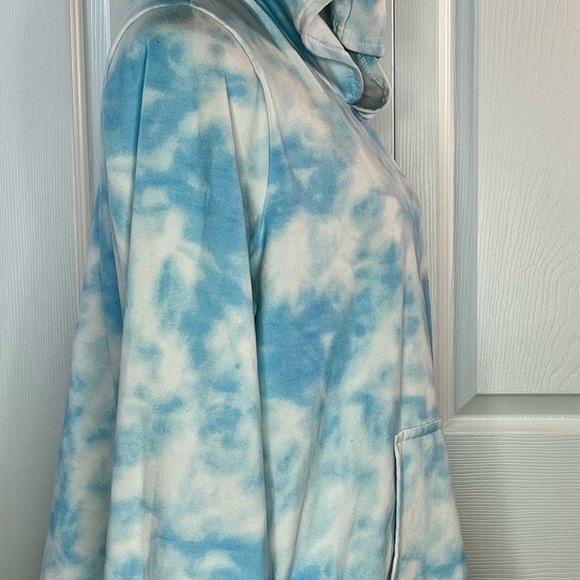 Women's Blue Tie-Dye Hoodie and Shorts Set, 2X - Picture 4 of 14